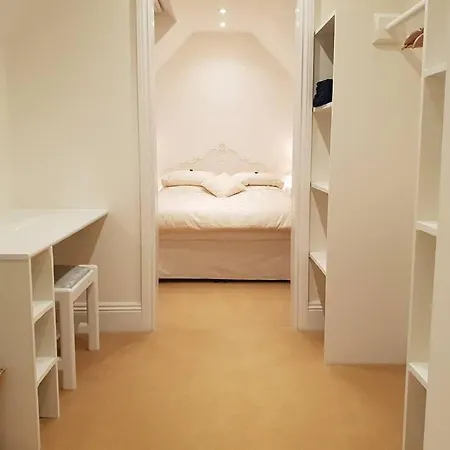 Large 2 Ensuite Bedroom Flat With Lovely Views Апартаменти *