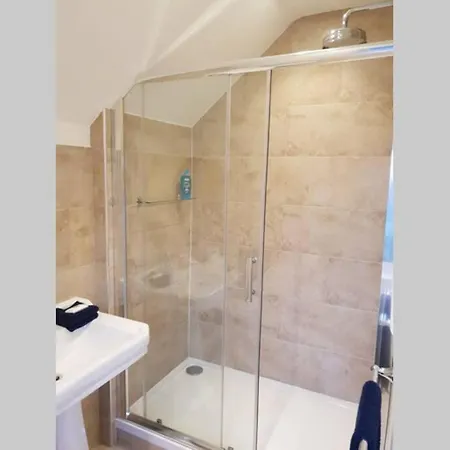 Апартаменти Large 2 Ensuite Bedroom Flat With Lovely Views Лідс