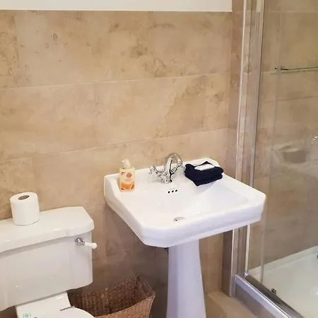 Large 2 Ensuite Bedroom Flat With Lovely Views *