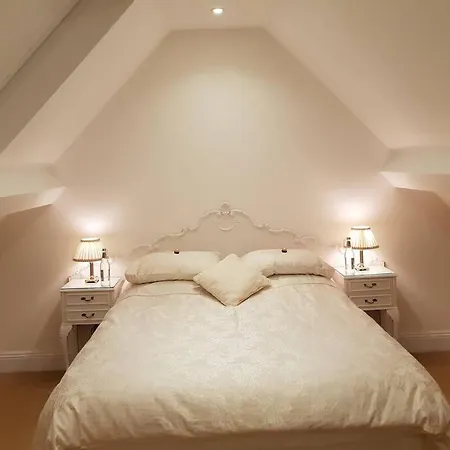 Large 2 Ensuite Bedroom Flat With Lovely Views *