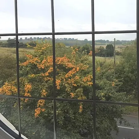 Апартаменти Large 2 Ensuite Bedroom Flat With Lovely Views *