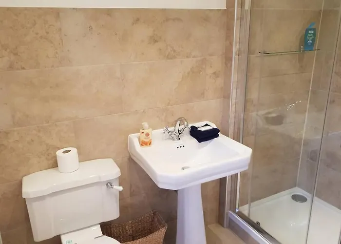 Large 2 Ensuite Bedroom Flat With Lovely Views *